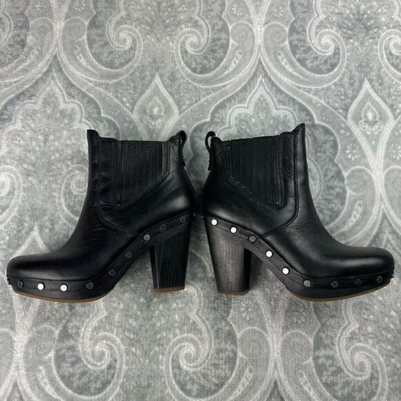 UGG Carberry Women's 6 Black Studded Ankle Boots Heeled Moto 1005755 - Picture 3 of 5